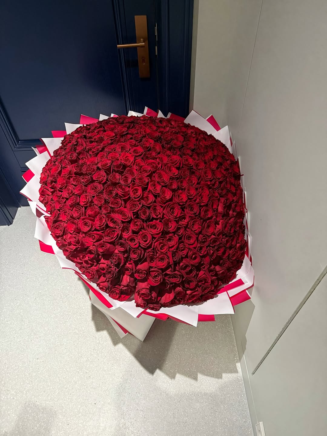 250 red roses